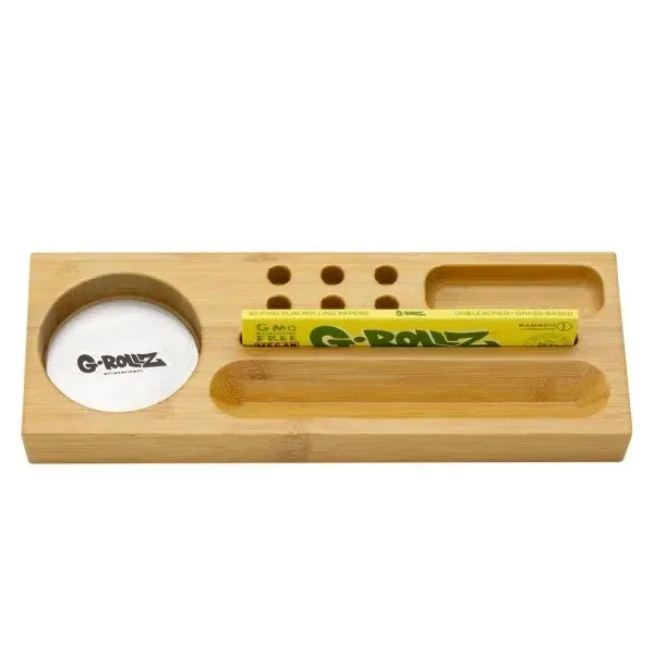 Bandeja Bamboo G-Rollz Small rectangular con hueco circular, pequeños orificios y compartimentos alargados, con un librillo amarillo.