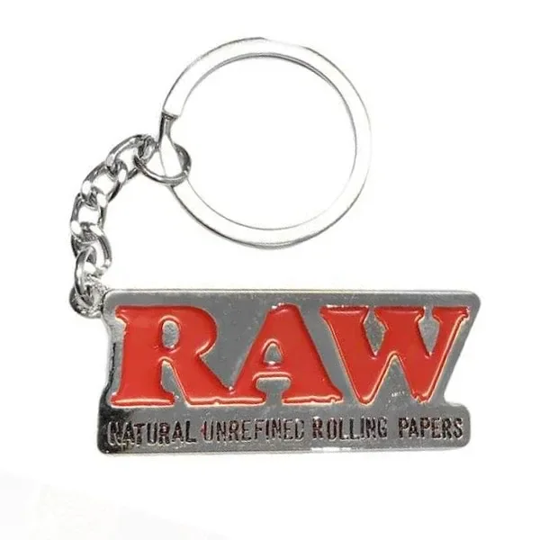 Llavero RAW con anilla y cadena plateadas, placa con letras rojas en relieve y el texto Natural Unrefined Rolling Papers.