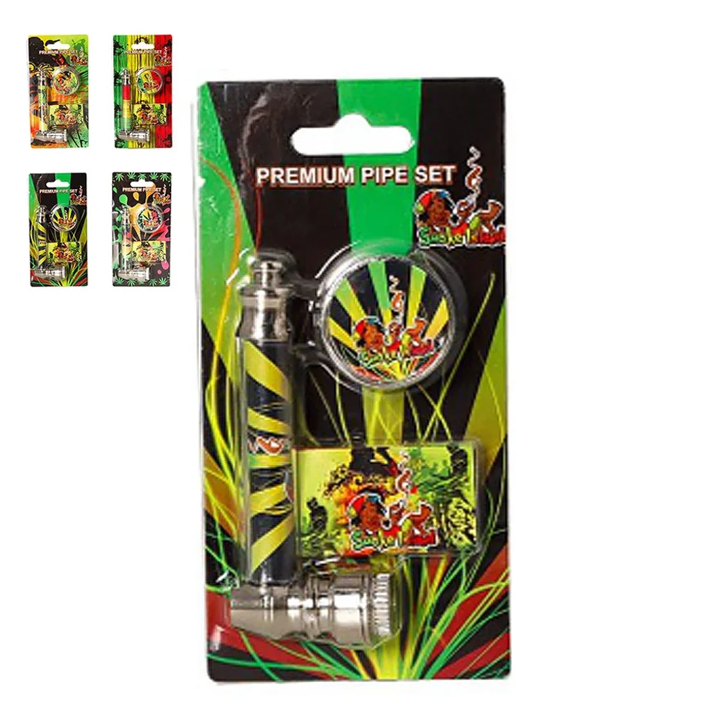 Pipa Metal Rasta con tapa en blíster de motivos verdes, amarillos y rojos, con accesorios y pequeñas vistas de otros diseños.