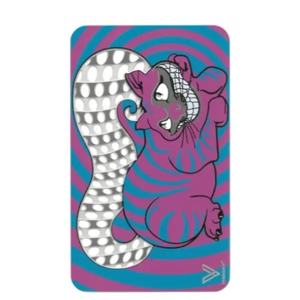 Grinder de tarjeta con un gato sonriente morado, cola plateada perforada y fondo de espirales turquesas y moradas. Grinder de tarjeta con un gato sonriente morado, cola plateada perforada y fondo de espirales turquesas y moradas.