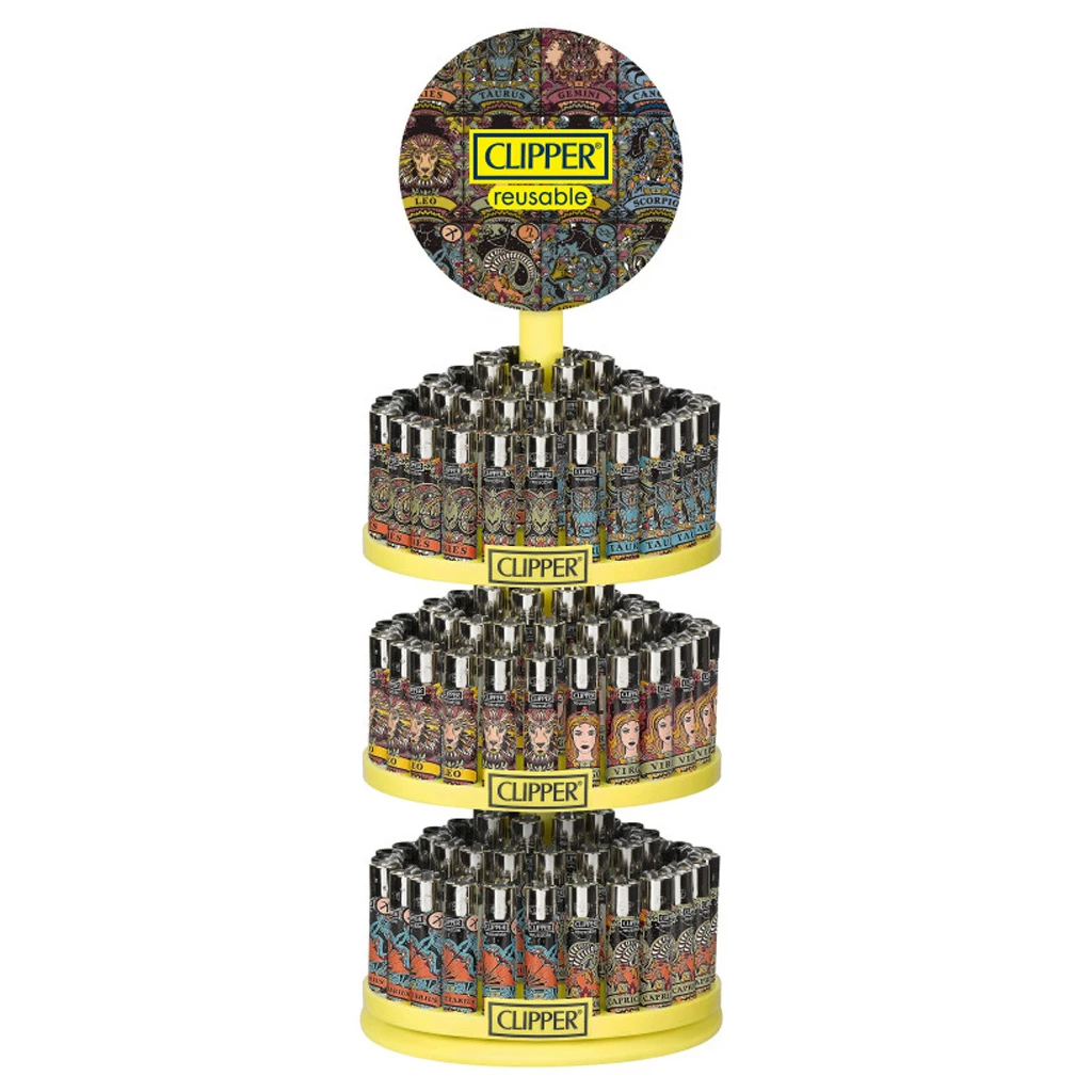 Expositor Clipper de tres niveles amarillos con mecheros decorados con signos del zodiaco y un cartel circular superior.