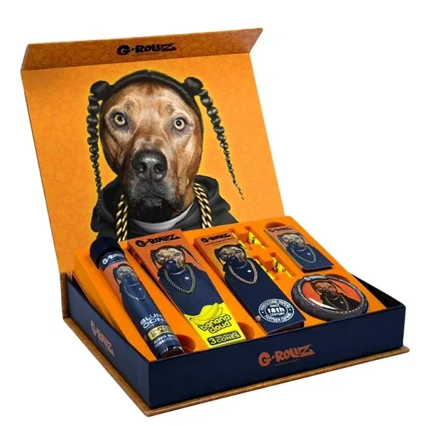 Caja regalo G-Rollz Rap abierta, con diseño naranja, retrato de un perro con trenzas y cadena, y accesorios en compartimentos.