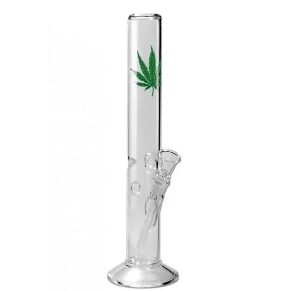 Bong transparente de tubo recto, con hoja verde decorativa, cazoleta lateral inclinada y base circular ensanchada sobre fondo blanco.