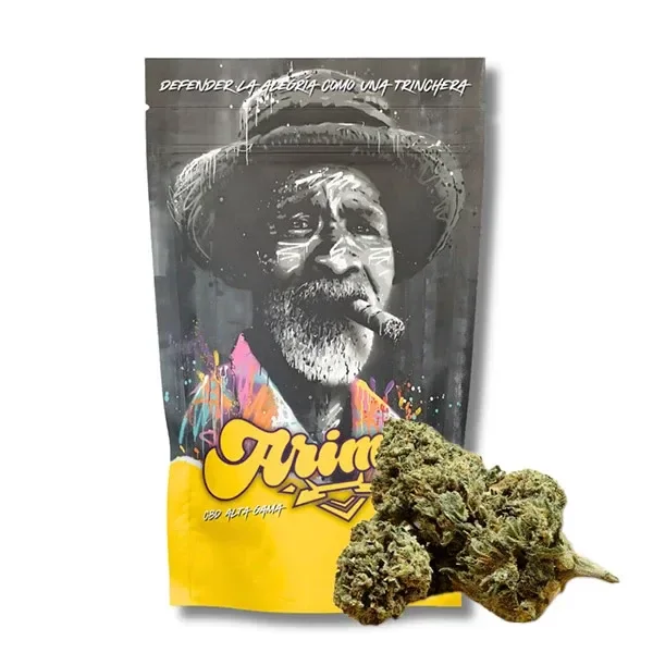 Bolsa de Arima Tropicana Poison con retrato de un hombre con sombrero y un cigarro, franja amarilla y varios cogollos delante.
