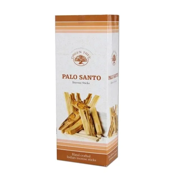 Caja alargada de incienso Green Tree Palo Santo, blanca con franjas marrones e ilustración de trozos de madera. Caja alargada de incienso Green Tree Palo Santo, blanca con franjas marrones e ilustración de trozos de madera.