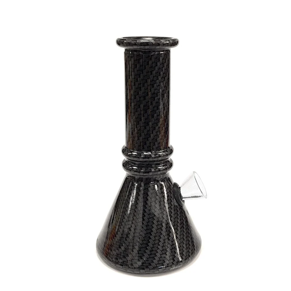 Bong Carbon Fiber con patrón negro trenzado, base cónica, cuello cilíndrico con anillos y conexión lateral transparente.