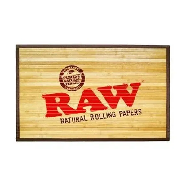 Alfombra RAW Bamboo rectangular de listones claros y borde oscuro, con logotipo RAW rojo y texto Natural Rolling Papers.