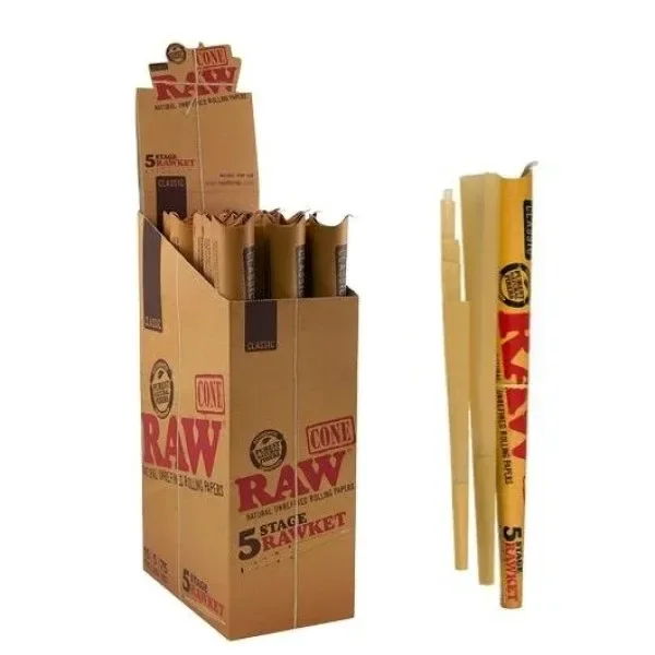 Expositor de cartón RAW Classic 5 Stage Rawket con varios envases y, a su derecha, conos de papel de distintas longitudes.
