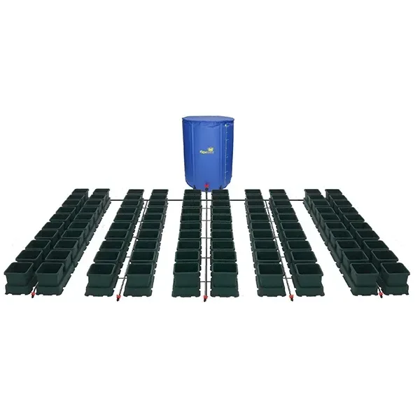 Sistema Easy2grow XL de AutoPot con varias filas de macetas oscuras conectadas por tuberías y un depósito azul al fondo.