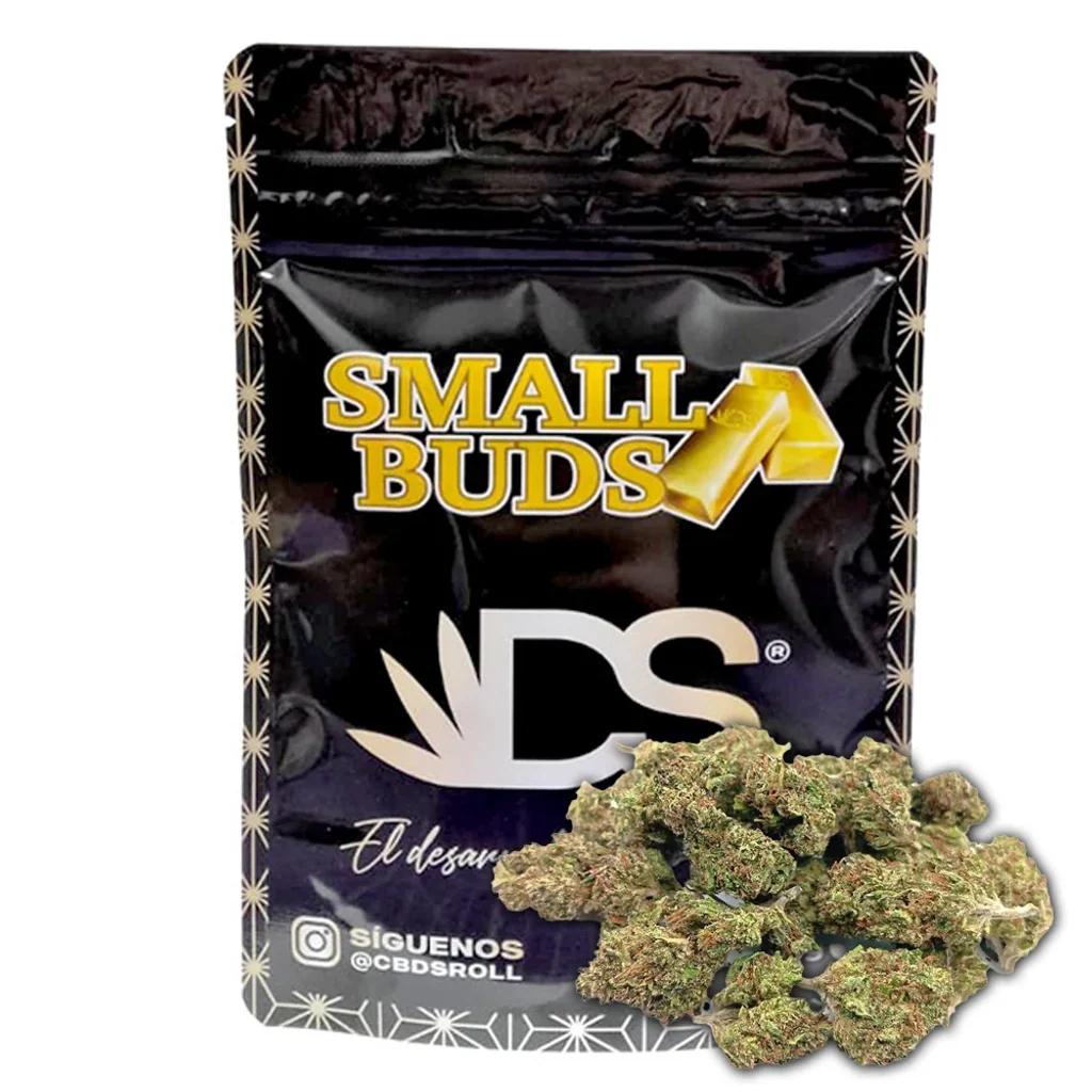 Bolsa negra de CBDSROLL con el texto Small Buds y dibujos de lingotes dorados, acompañada de pequeños cogollos en primer plano.