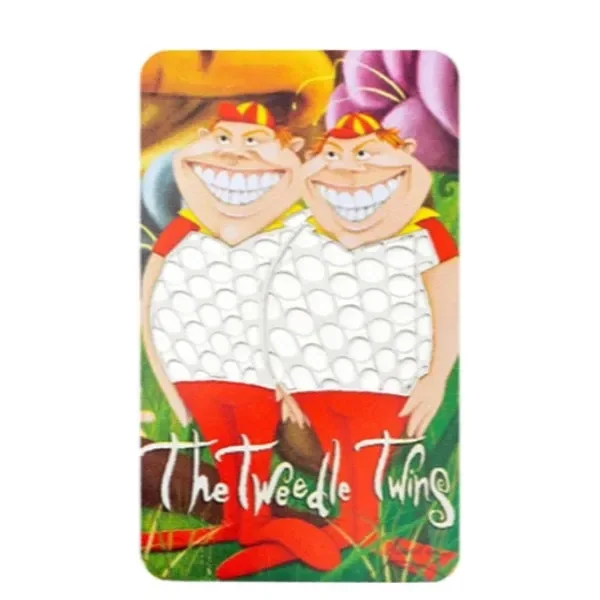 Grinder de tarjeta Grinderland Gemelos con esquinas redondeadas y dos personajes sonrientes vestidos de blanco y rojo. Grinder de tarjeta Grinderland Gemelos con esquinas redondeadas y dos personajes sonrientes vestidos de blanco y rojo.