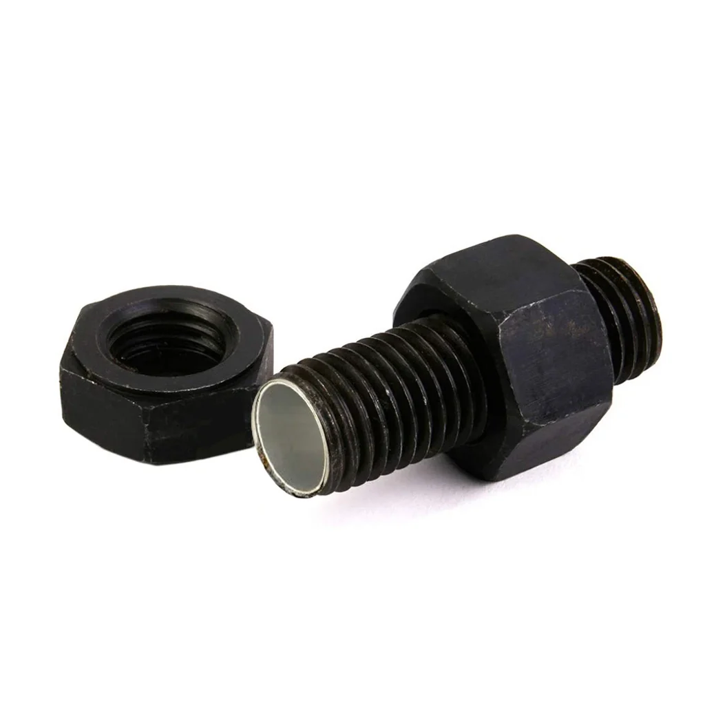 Tornillo de camuflaje negro con cuerpo roscado y extremo abierto, acompañado de una tuerca separada sobre fondo blanco. Tornillo de camuflaje negro con cuerpo roscado y extremo abierto, acompañado de una tuerca separada sobre fondo blanco.