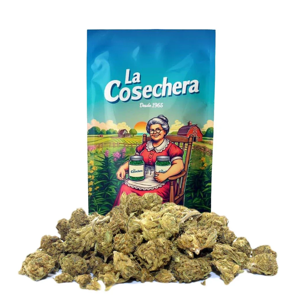 Flores Small Buds Critical+ ante una bolsa de La Cosechera con una mujer ilustrada sentada en una mecedora y un paisaje rural.