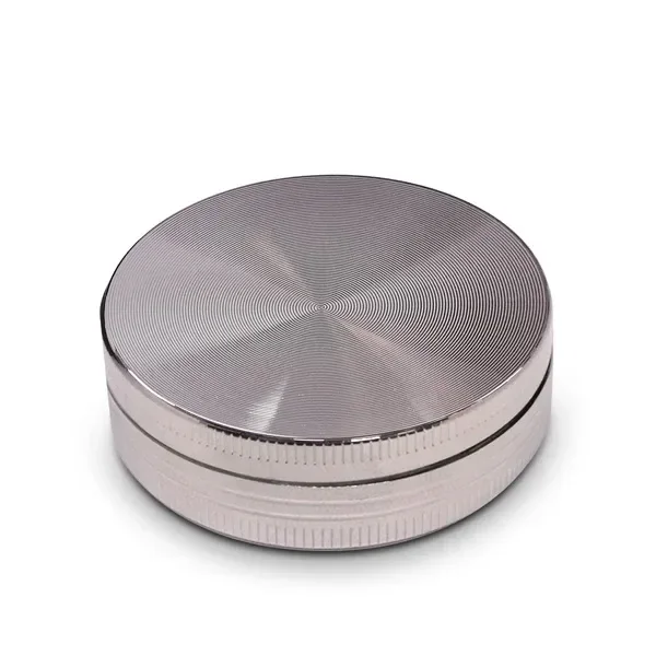 Grinder Metal Chrome cerrado, de acabado plateado, con círculos concéntricos en la tapa y bordes estriados.