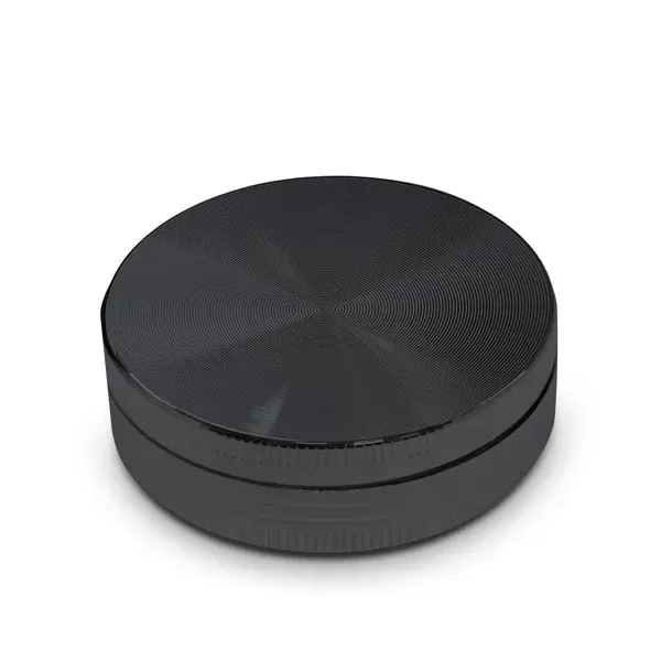 Grinder negro cerrado y visto en perspectiva, con tapa de líneas concéntricas y bordes laterales estriados sobre fondo blanco.