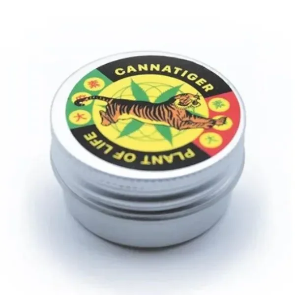 Tarro plateado de bálsamo Cannatiger Plant of Life, con etiqueta circular de un tigre sobre una hoja verde y fondo amarillo.
