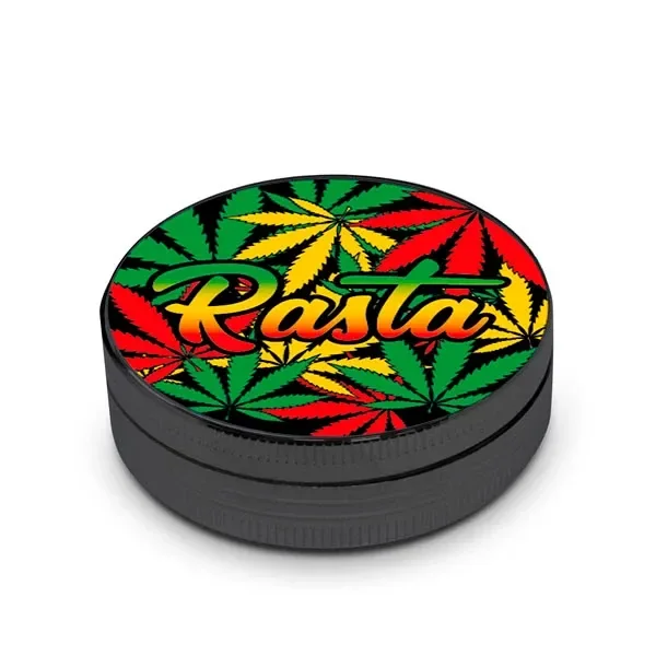 Grinder redondo negro con bordes estriados y tapa decorada con hojas verdes, amarillas y rojas y la palabra «Rasta».