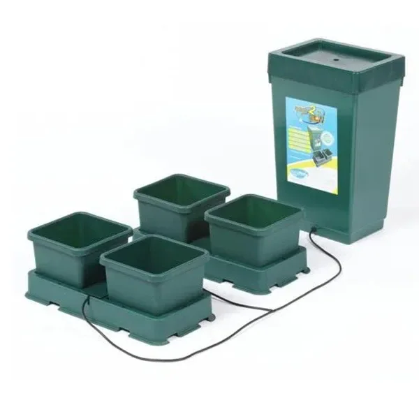 Sistema Easy2grow AutoPot con cuatro macetas verdes en bandejas, conectadas mediante tubos a un depósito alto con tapa.