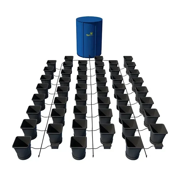 Sistema AutoPot XL con varias macetas negras dispuestas en filas, conectadas por tubos a un depósito azul sobre fondo blanco.