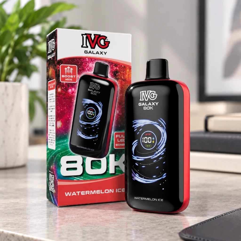 Vaper IVG Galaxy 80K negro con laterales rojos y pantalla frontal, junto a su caja Watermelon Ice sobre una mesa.