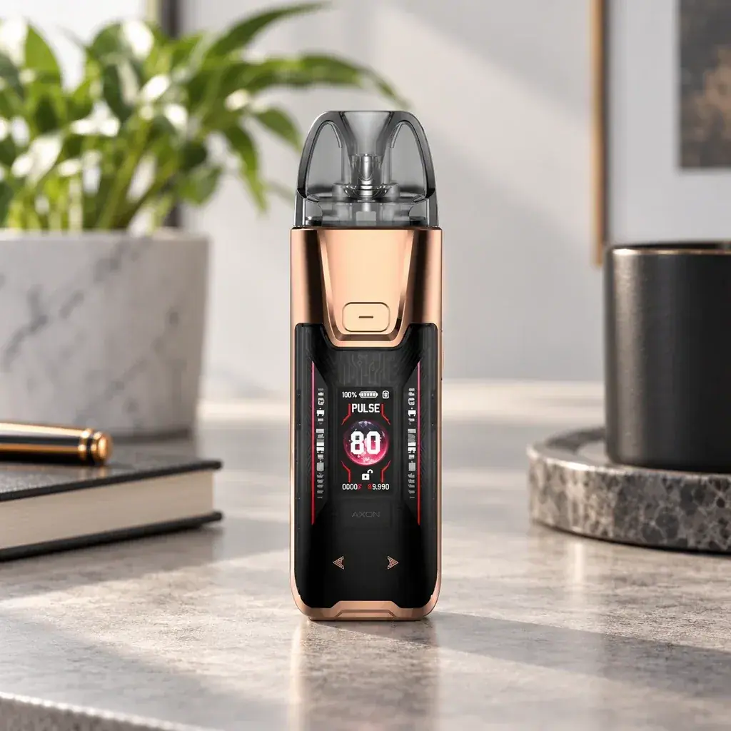 Vaporesso Luxe XR Max 2 con acabado cobrizo, frontal negro y pantalla que muestra 80, sobre una mesa junto a una taza.
