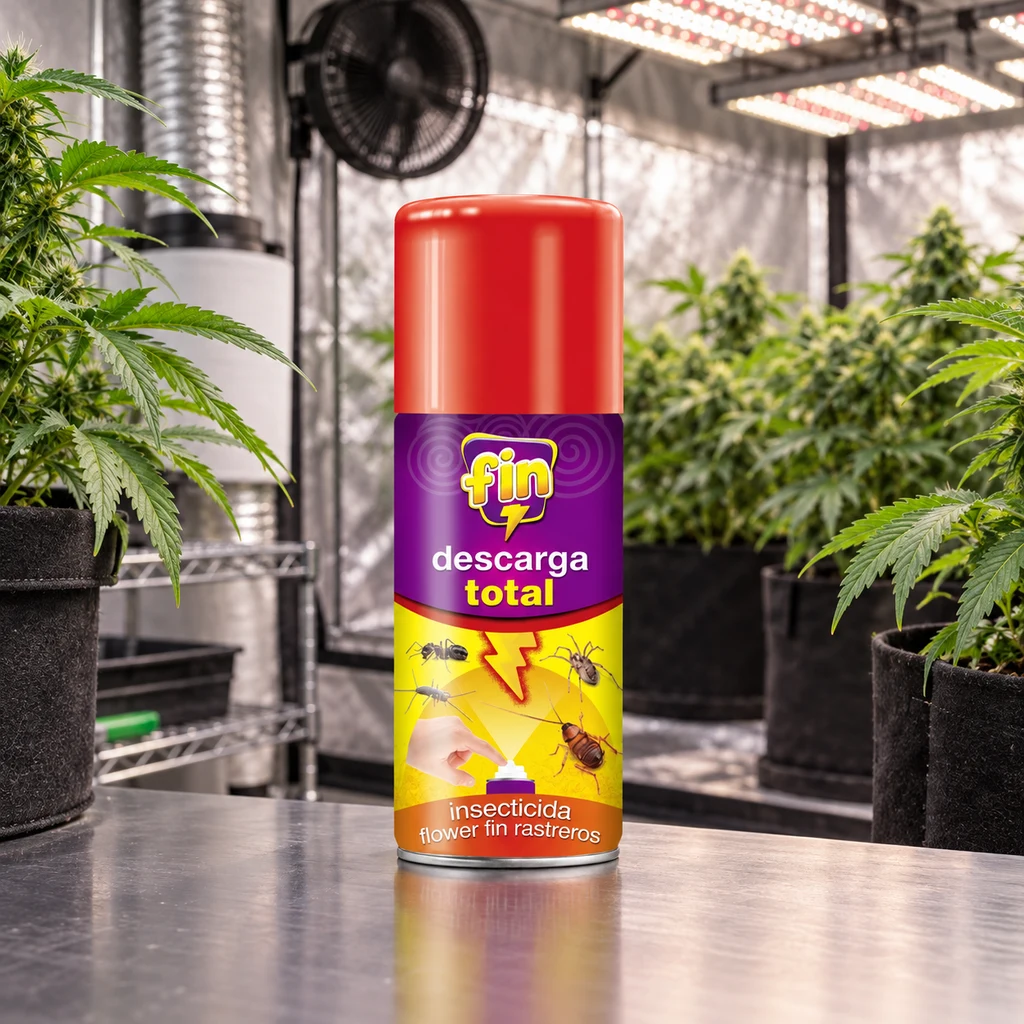 Bote de insecticida con tapa roja y etiqueta morada y amarilla «fin descarga total», sobre una mesa entre plantas y luces de cultivo.