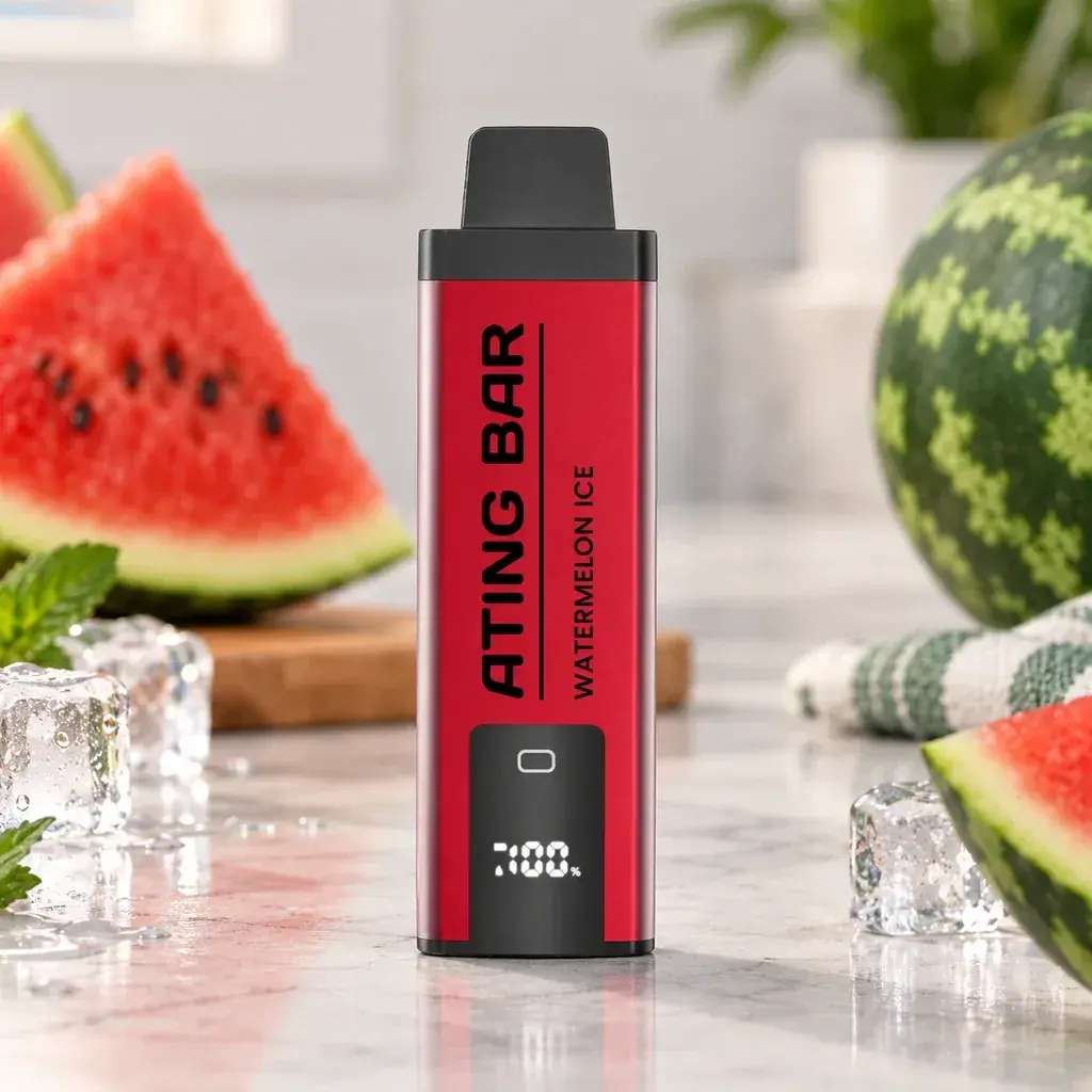 Vaper rojo y negro Ating Bar Watermelon Ice, de pie con pantalla frontal, rodeado de sandía y cubitos de hielo sobre una encimera.