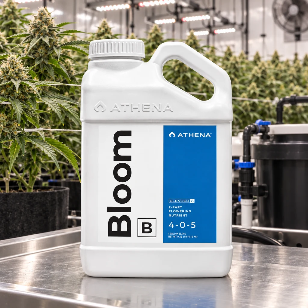 Garrafa blanca de Athena Bloom B con asa y etiqueta azul, sobre una mesa metálica ante plantas de cannabis y luces de cultivo.