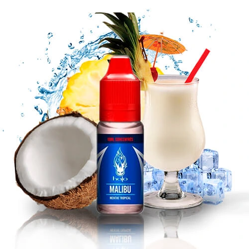 Frasco Halo Malibu con tapón rojo junto a medio coco, piña y una copa de bebida blanca con pajita roja, sombrilla y cubitos de hielo.
