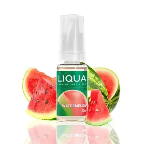 Frasco de Liqua Watermelon de 10 ml con tapa transparente y etiqueta verde, rodeado de trozos de sandía sobre fondo blanco.