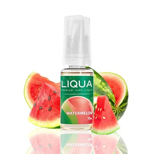Frasco de Liqua Watermelon de 10 ml con tapa transparente y etiqueta verde, rodeado de trozos de sandía sobre fondo blanco.
