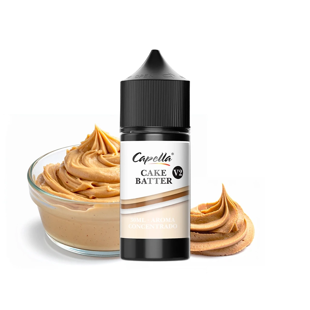 Frasco de aroma Capella Cake Batter V2 con tapón negro, junto a un cuenco de crema beige y un copete sobre fondo blanco.