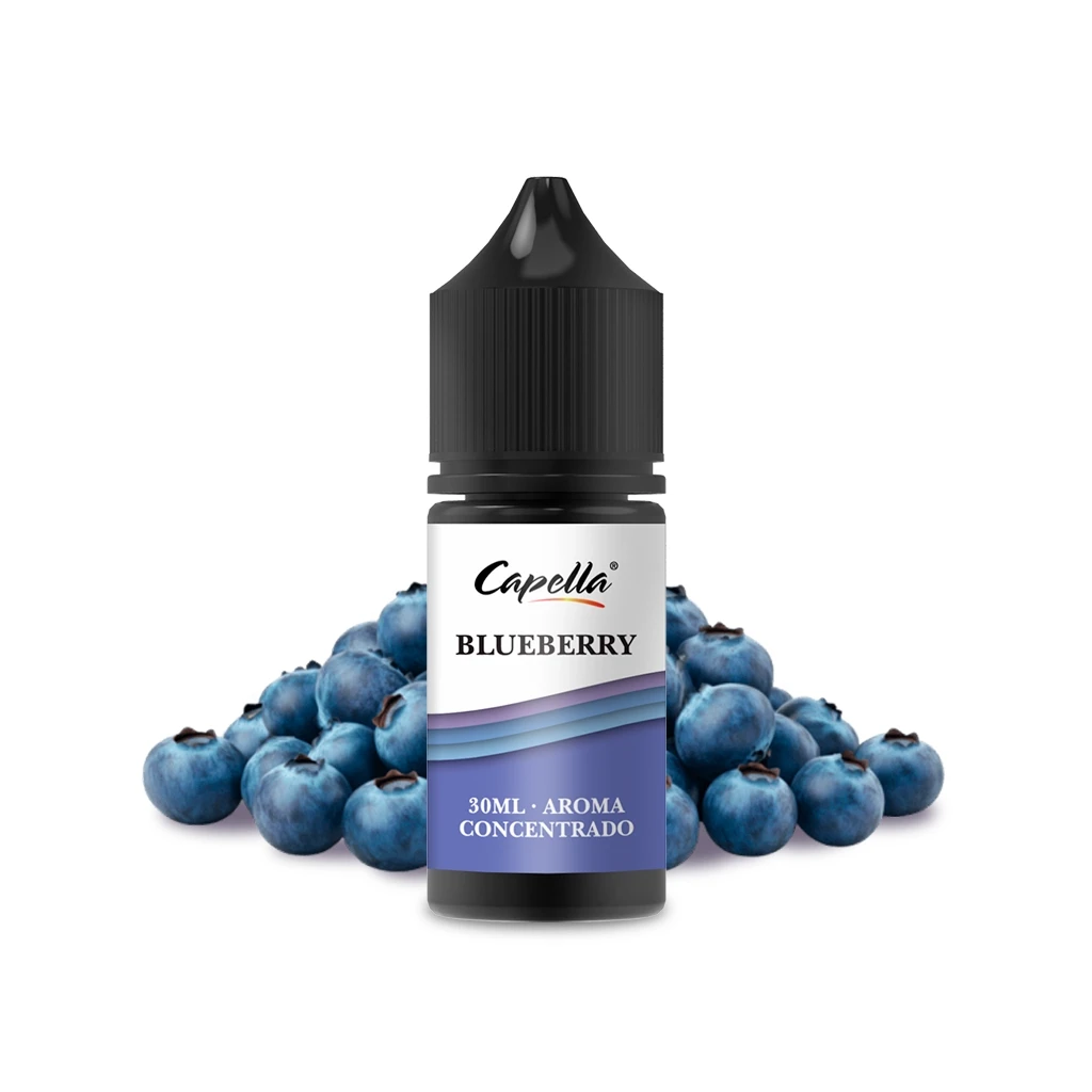 Frasco de Capella Blueberry Aroma de 30 ml, con tapón negro y etiqueta blanca y violeta, rodeado de arándanos sobre fondo blanco.
