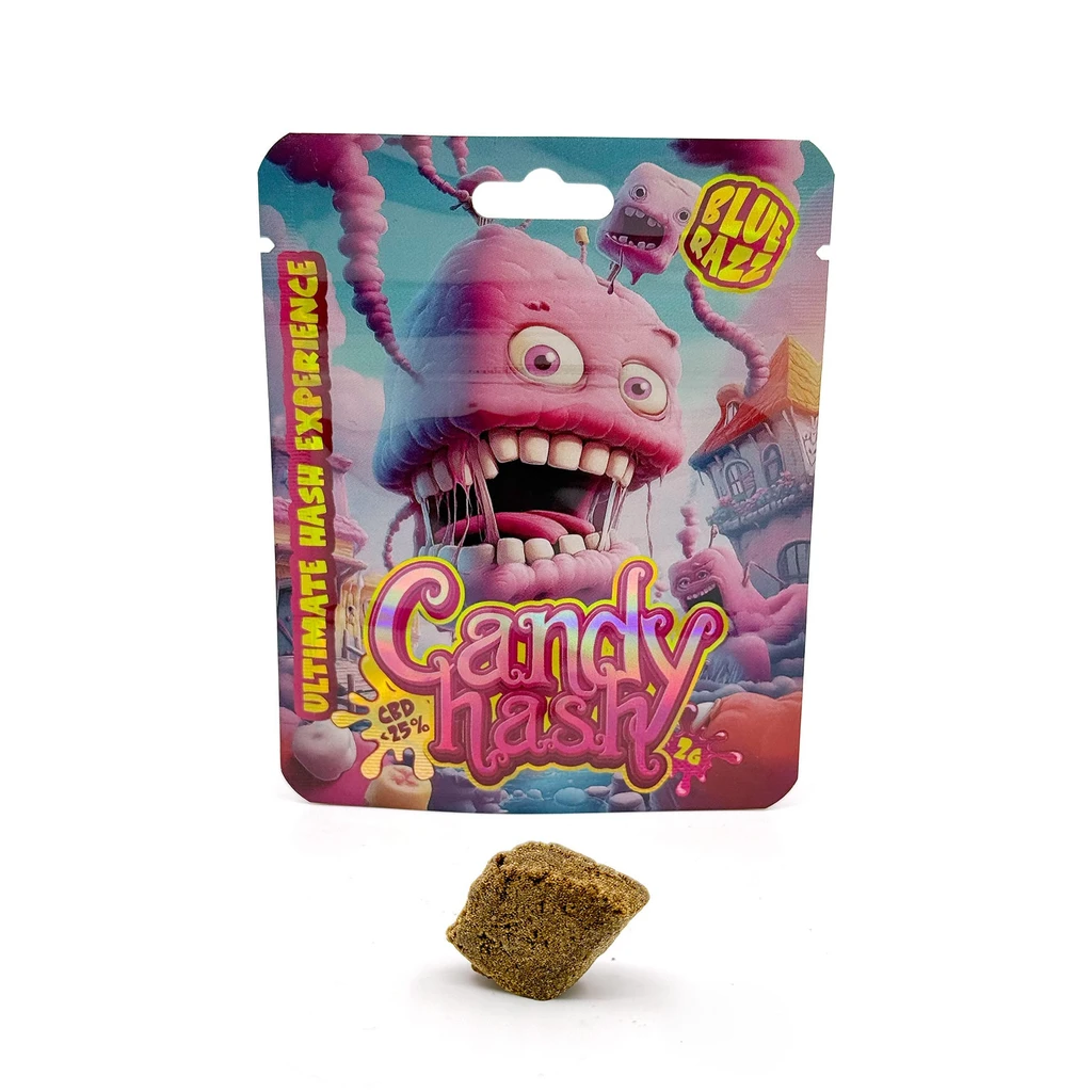 Bolsa Candy Hash Blue Razz con ilustraciones de monstruos rosas y una porción de resina marrón delante, sobre fondo blanco.