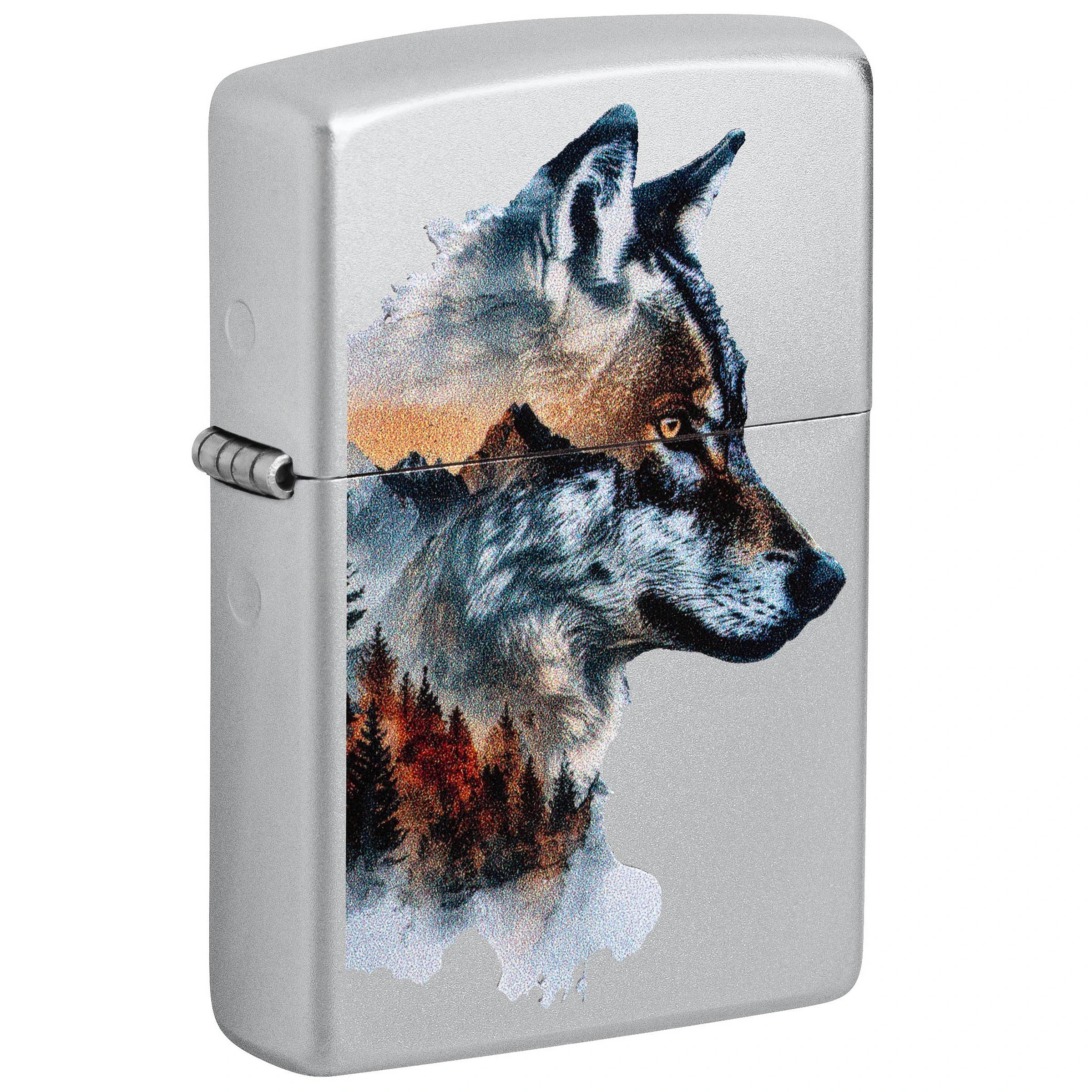 Encendedor Zippo cerrado de acabado plateado, decorado con un lobo de perfil y un paisaje de montañas y bosque superpuesto.