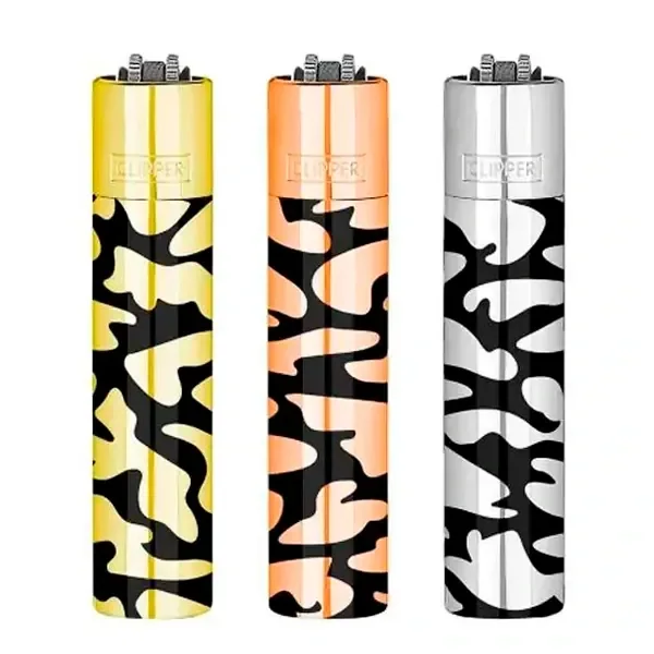 Tres modelos de encendedor Clipper Metal Classic con motivos negros de camuflaje sobre acabados dorado, cobrizo y plateado.