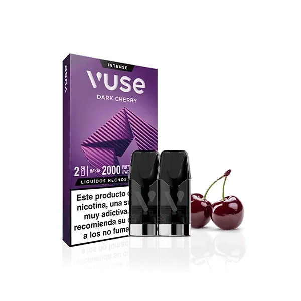 Caja morada Vuse Dark Cherry junto a dos pods negros y dos cerezas sobre fondo negro con reflejo en la base.