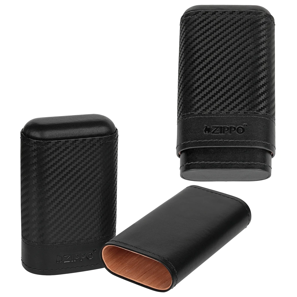 Purera Zippo Carbon negra en tres vistas, con trama diagonal, logotipo grabado y una pieza abierta que muestra el interior marrón.