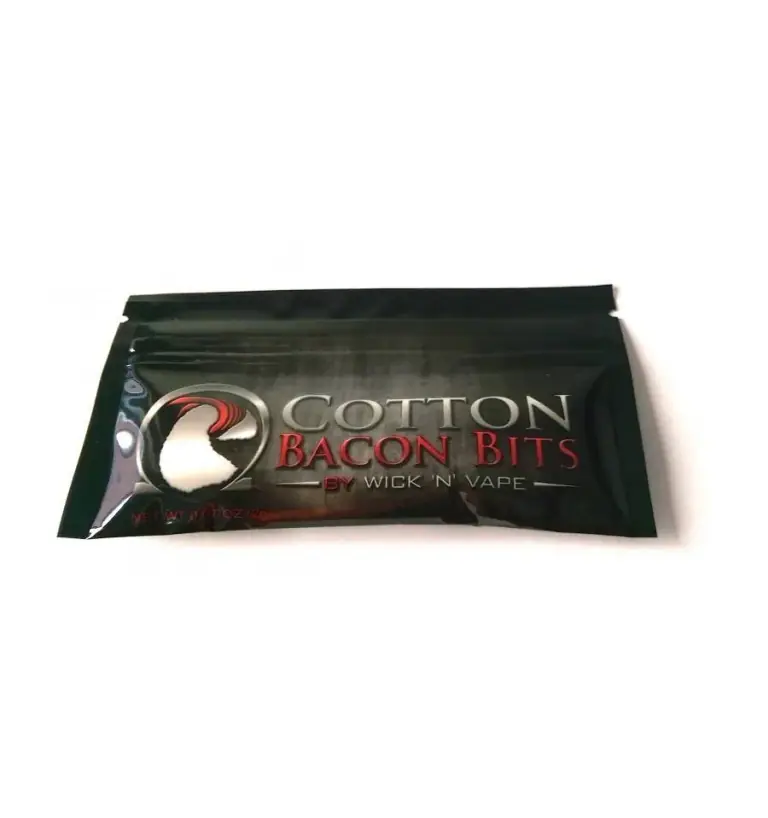 Bolsa negra de Cotton Bacon Bits de Wick'n'Vape, con cierre superior y letras plateadas y rojas, sobre fondo blanco.