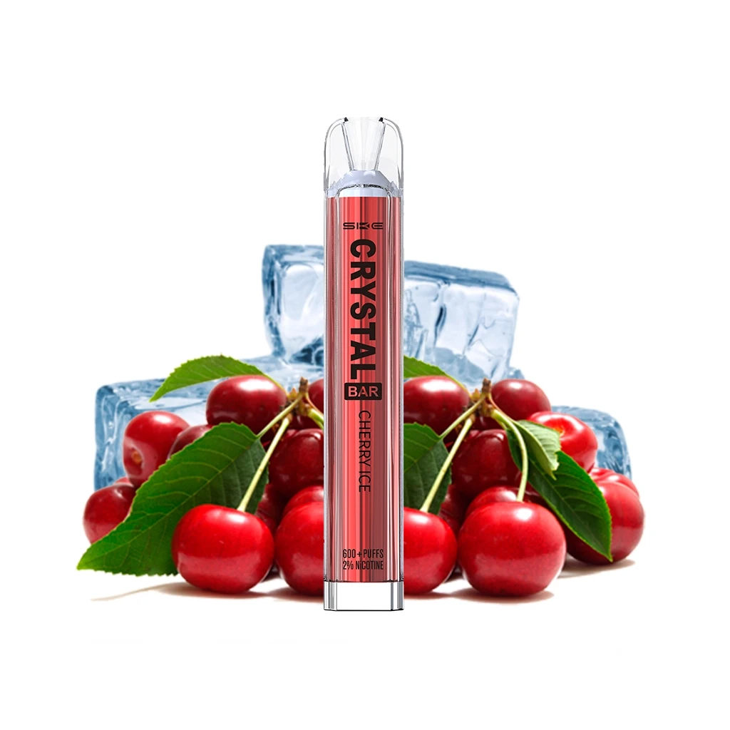 Vapeador rojo SKE Crystal Bar Cherry Ice en vertical, con boquilla transparente, delante de cerezas y cubitos de hielo. Vapeador rojo SKE Crystal Bar Cherry Ice en vertical, con boquilla transparente, delante de cerezas y cubitos de hielo.