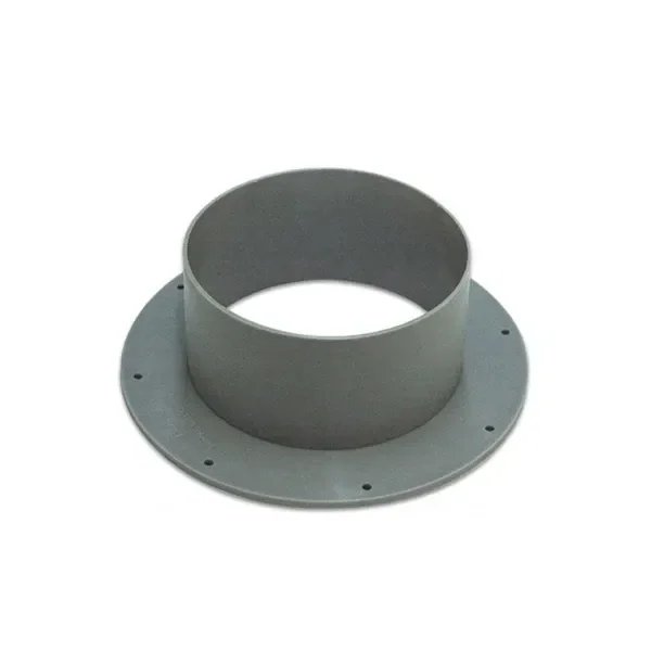 Manguito Corona gris con abertura cilíndrica y base circular plana con orificios de fijación, visto en perspectiva sobre fondo blanco. Manguito Corona gris con abertura cilíndrica y base circular plana con orificios de fijación, visto en perspectiva sobre fondo blanco.