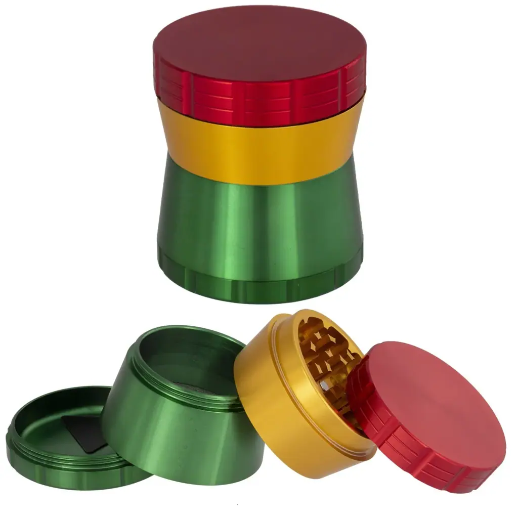 Grinder tricolor con tapa roja, sección dorada y cuerpo verde, mostrado montado y desmontado con sus dientes y compartimentos visibles.