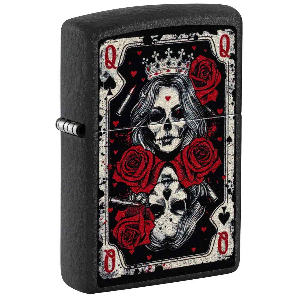 Encendedor Zippo negro con diseño de carta de reina: rostros de calavera coronados, rosas rojas y símbolos de picas.