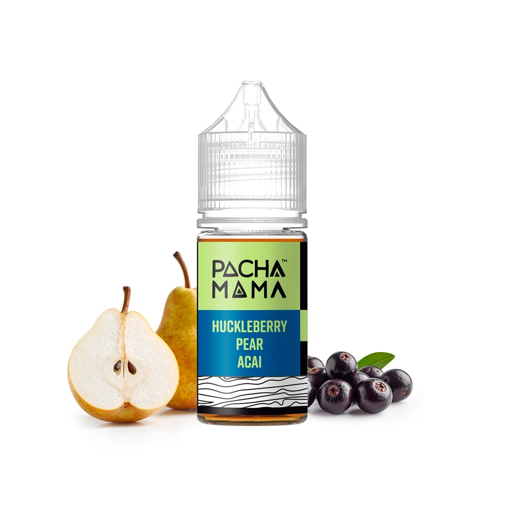 Frasco Pachamama con tapón transparente y etiqueta «Huckleberry Pear Acai», flanqueado por peras y bayas oscuras sobre fondo blanco.