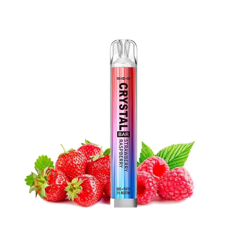 SKE Crystal Bar Strawberry Raspberry en vertical, con boquilla transparente y cuerpo degradado rosa y azul, rodeado de fresas y frambuesas.