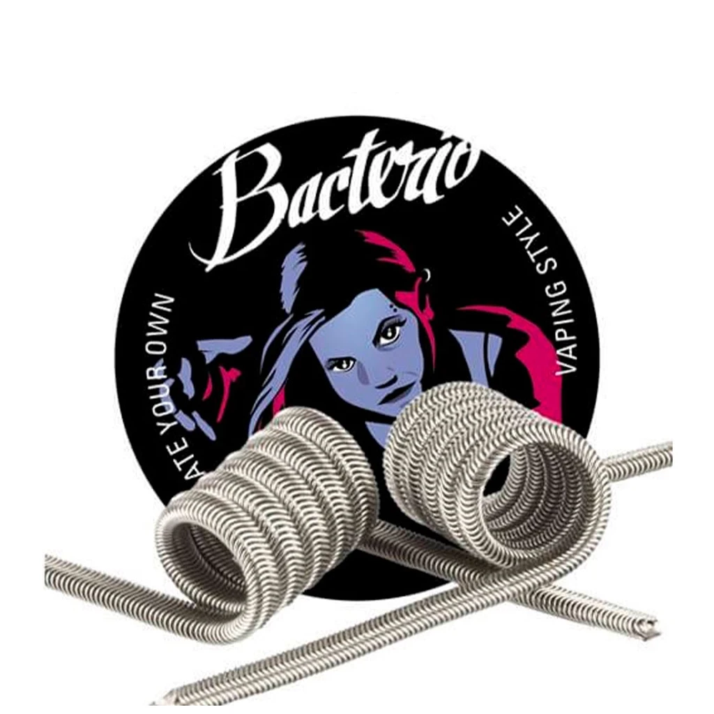 Dos resistencias Mad Fatty de Bacterio Coils con espiras y extremos alargados, delante de un logotipo circular con rostro ilustrado. Dos resistencias Mad Fatty de Bacterio Coils con espiras y extremos alargados, delante de un logotipo circular con rostro ilustrado.