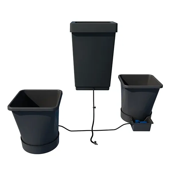 Sistema Autopot XL con dos macetas negras en sus bases, depósito elevado y tubos de conexión; una base muestra el compartimento de la válvula.
