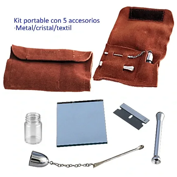 Kit portable con estuche marrón abierto y cerrado, junto a un frasco transparente, un espejo, una cuchilla, un tubo y una cucharilla con cadena. Kit portable con estuche marrón abierto y cerrado, junto a un frasco transparente, un espejo, una cuchilla, un tubo y una cucharilla con cadena.