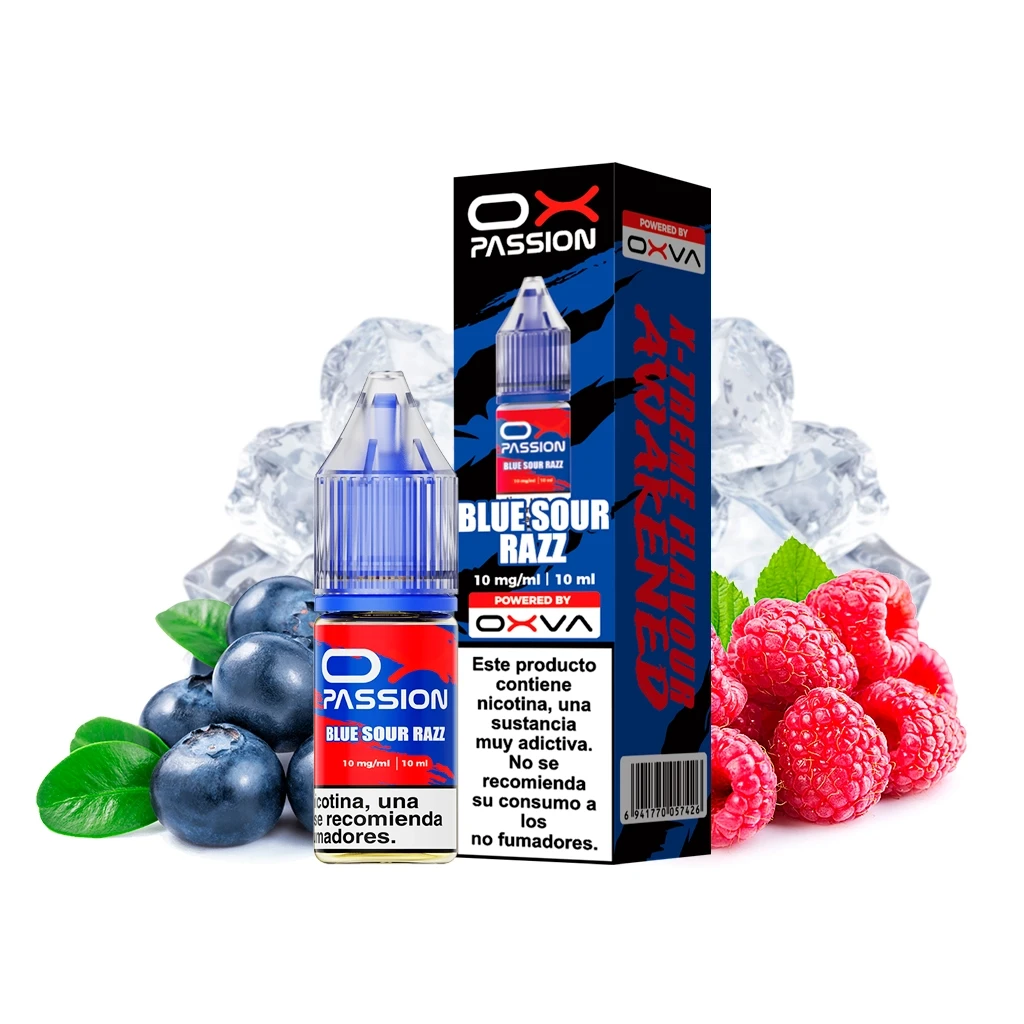 Frasco y caja de Ox Passion Blue Sour Razz de Oxva, con etiqueta de 10 mg/ml y 10 ml, rodeados de arándanos, frambuesas y hielo.