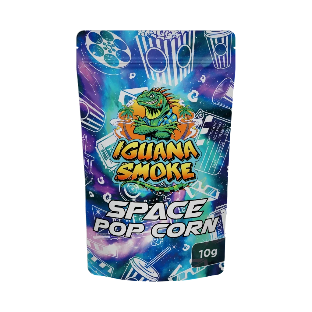 Bolsa de Iguana Smoke Space Pop Corn de 10 g, con una iguana ilustrada y motivos de cine sobre un diseño galáctico azul y violeta.